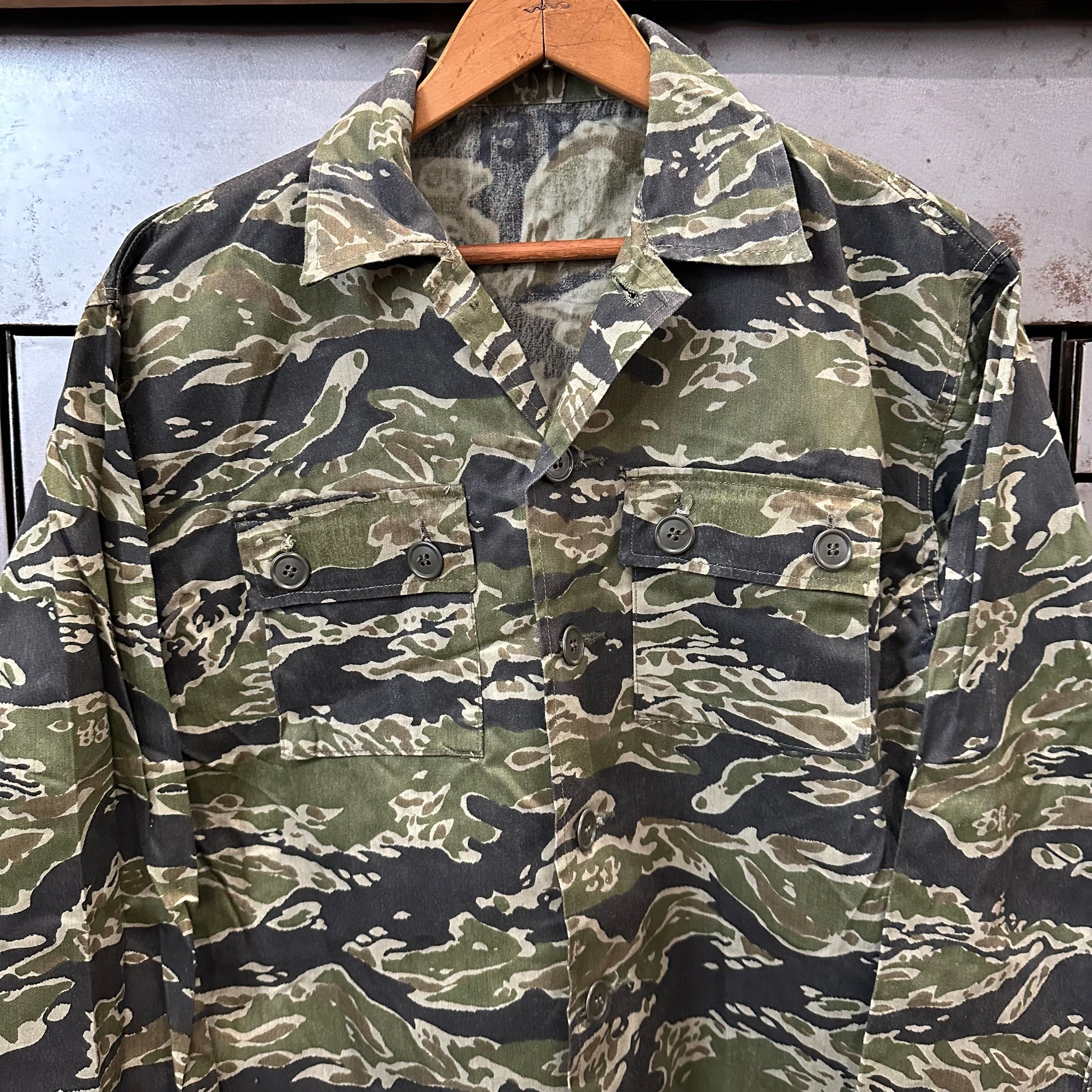 1960’s Mint Vietnam War CIDG Splotch Pattern Tiger Stripe Camo Shirt 21” Chest