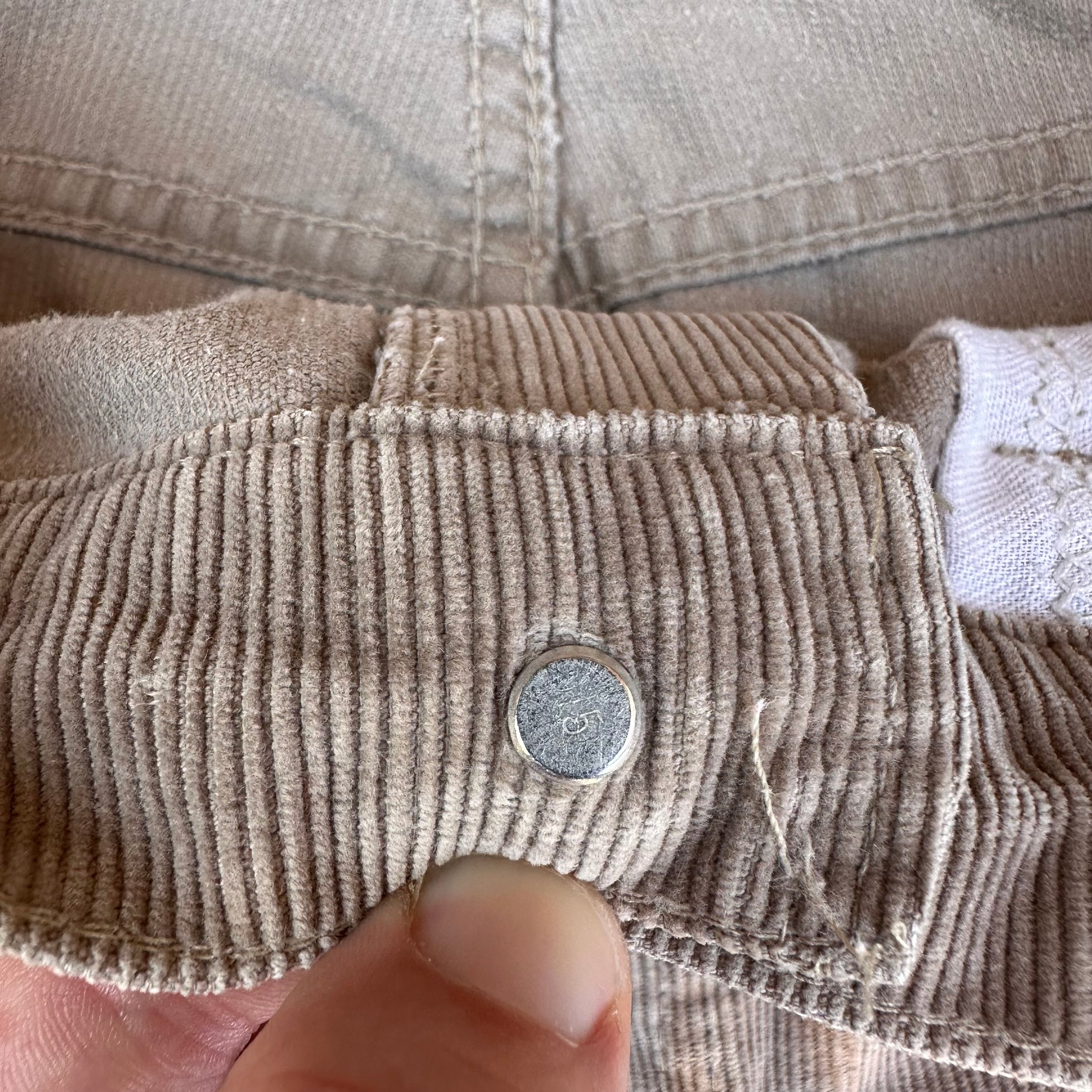 1980’s/90’s Levi’s 517 Tan Corduroy Flared Pants 32” x 30”