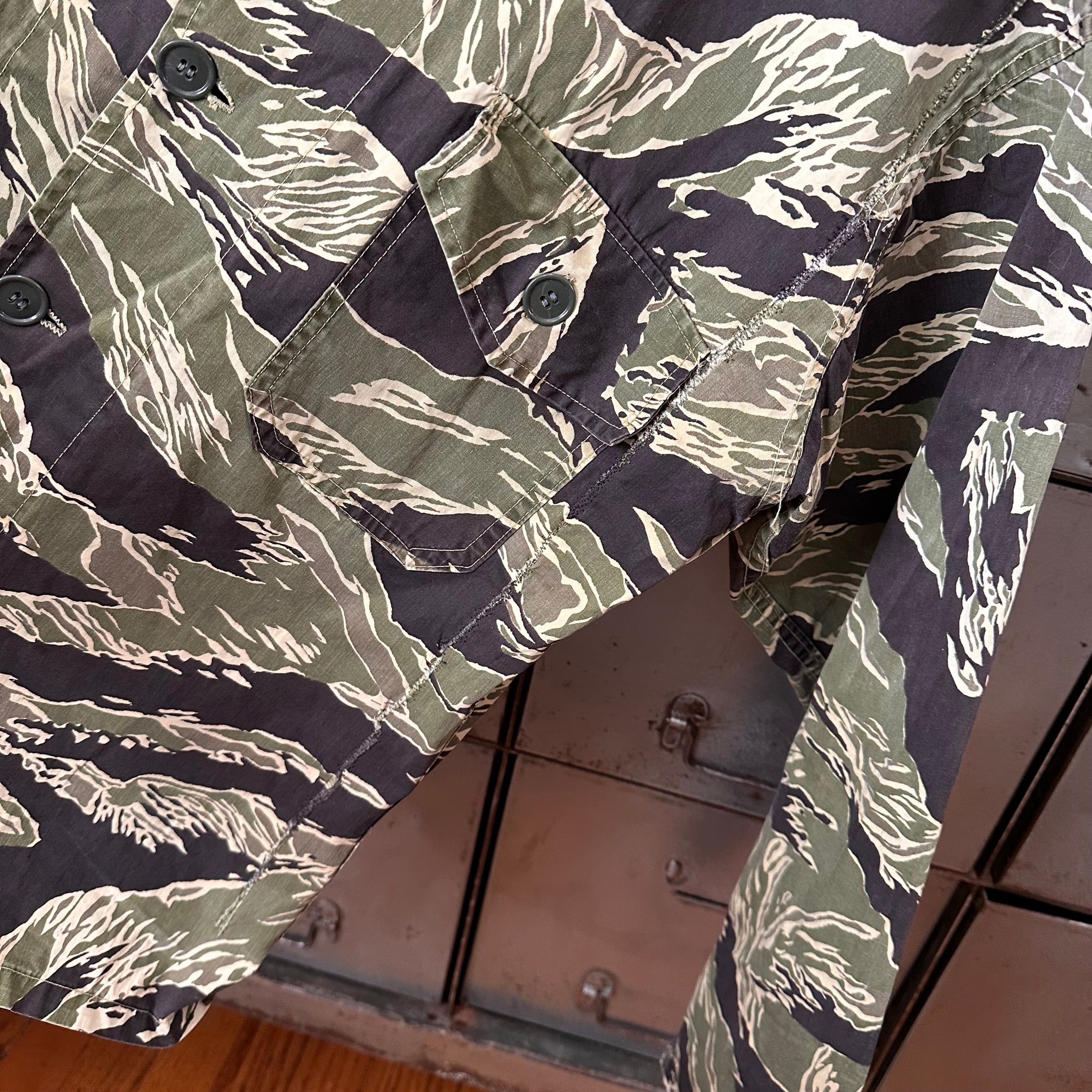 1960’s Tailor Made Silver Tiger Stripe Camo Shirt 22” Chest