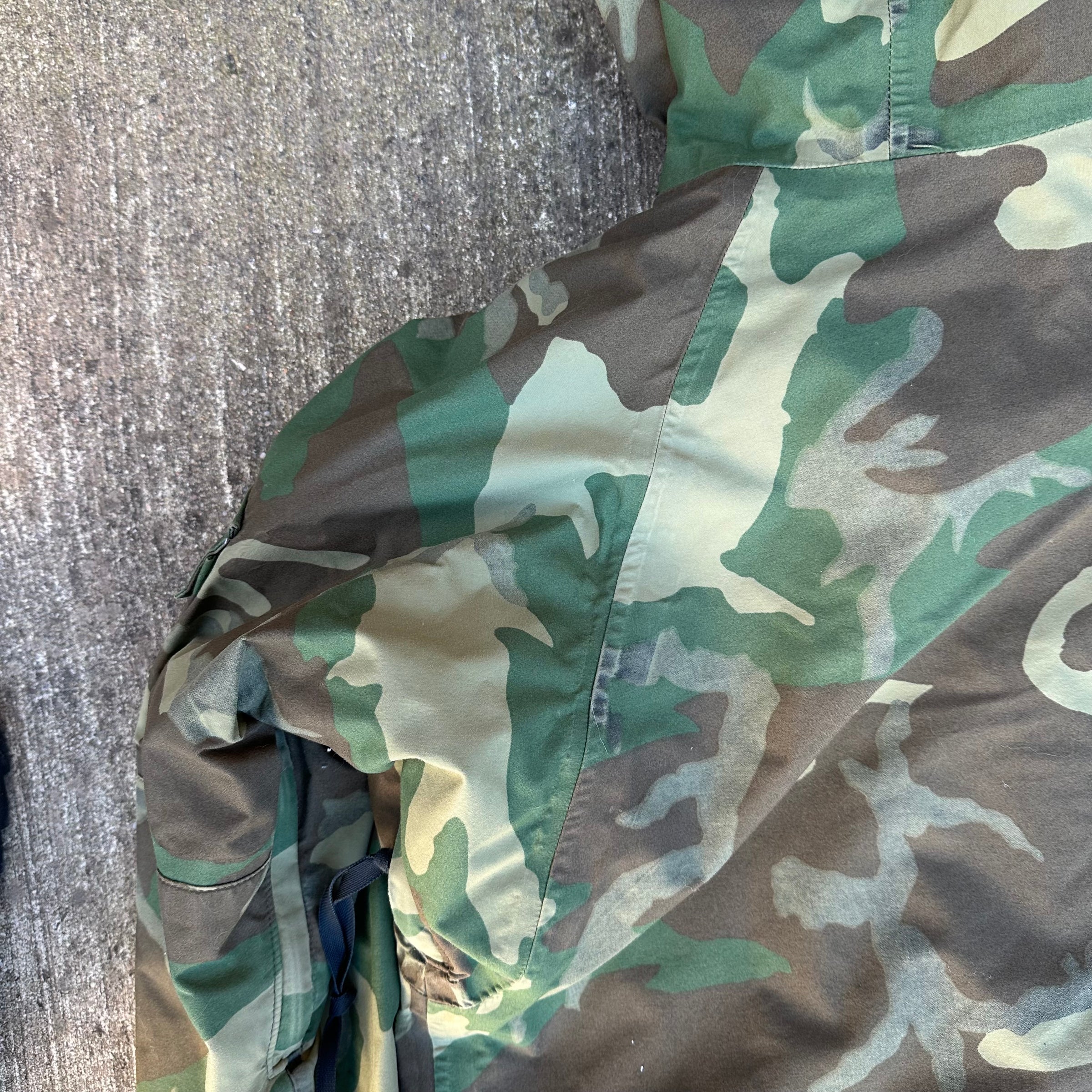 1990’s US Army ECWCS Woodland Camo Gore-Tex Parka Medium Long