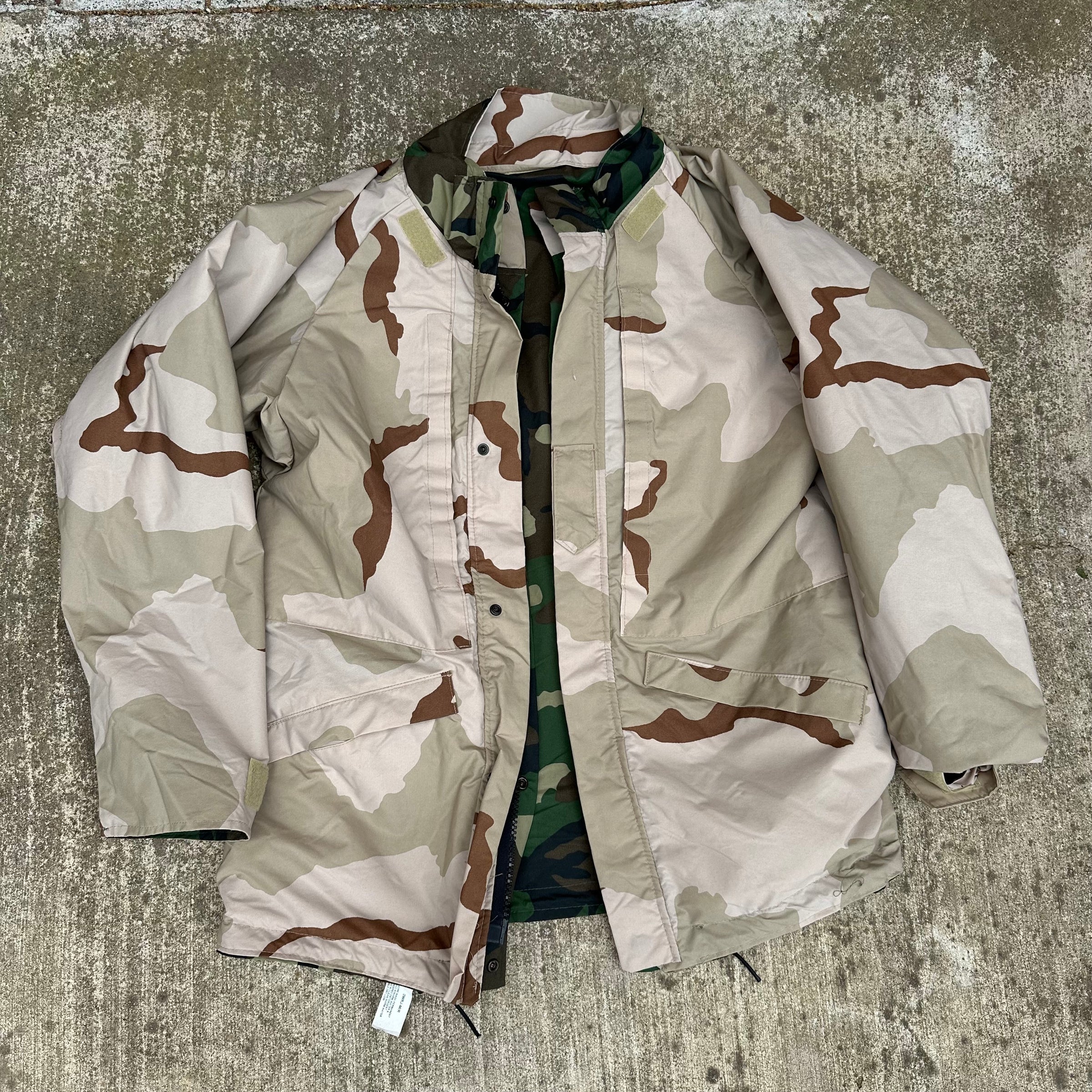 1990’s US Army ECWCS Reversible Woodland/Desert Camo Gore-Tex Parka Medium Regular