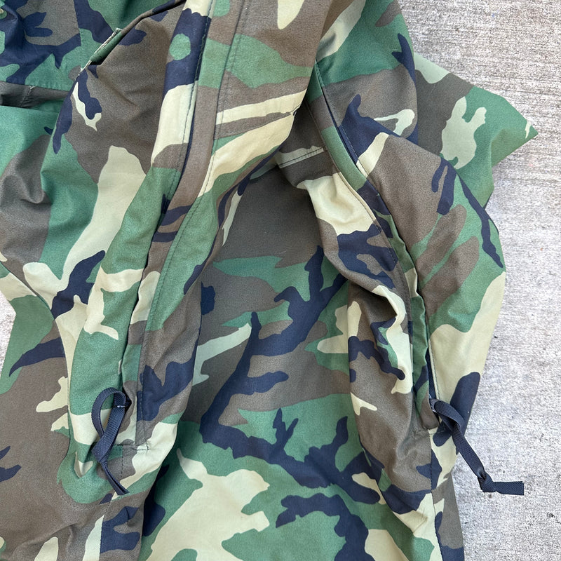 1990’s Deadstock US Army ECWCS Woodland Camo Gore-Tex Parka Large Long
