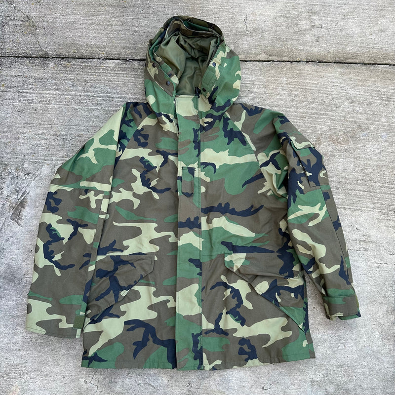 1990’s Deadstock US Army ECWCS Woodland Camo Gore-Tex Parka Large Long